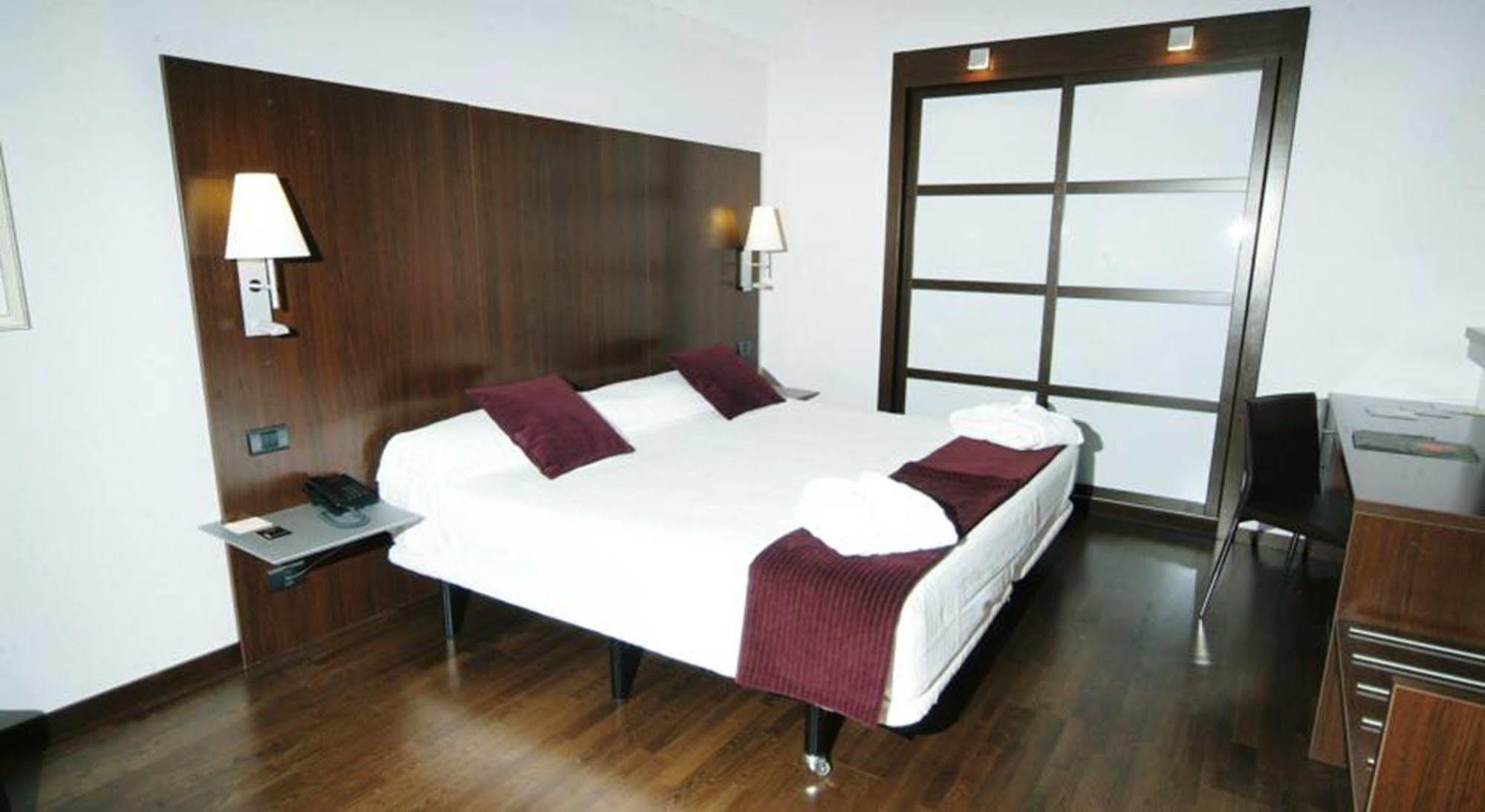 Hotel Eurostars Reina Felicia Jaca Exterior foto